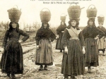 Boutok sur la tête. Pêcheuses de Kerhor, retour de pêche à pied des coquillages sur les rivages de la rade de Brest. 09.jpg